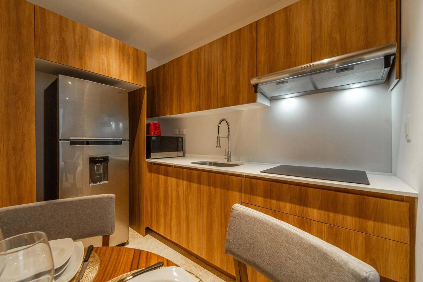 King With Private Balcony, Gym And Rooftop Pool *