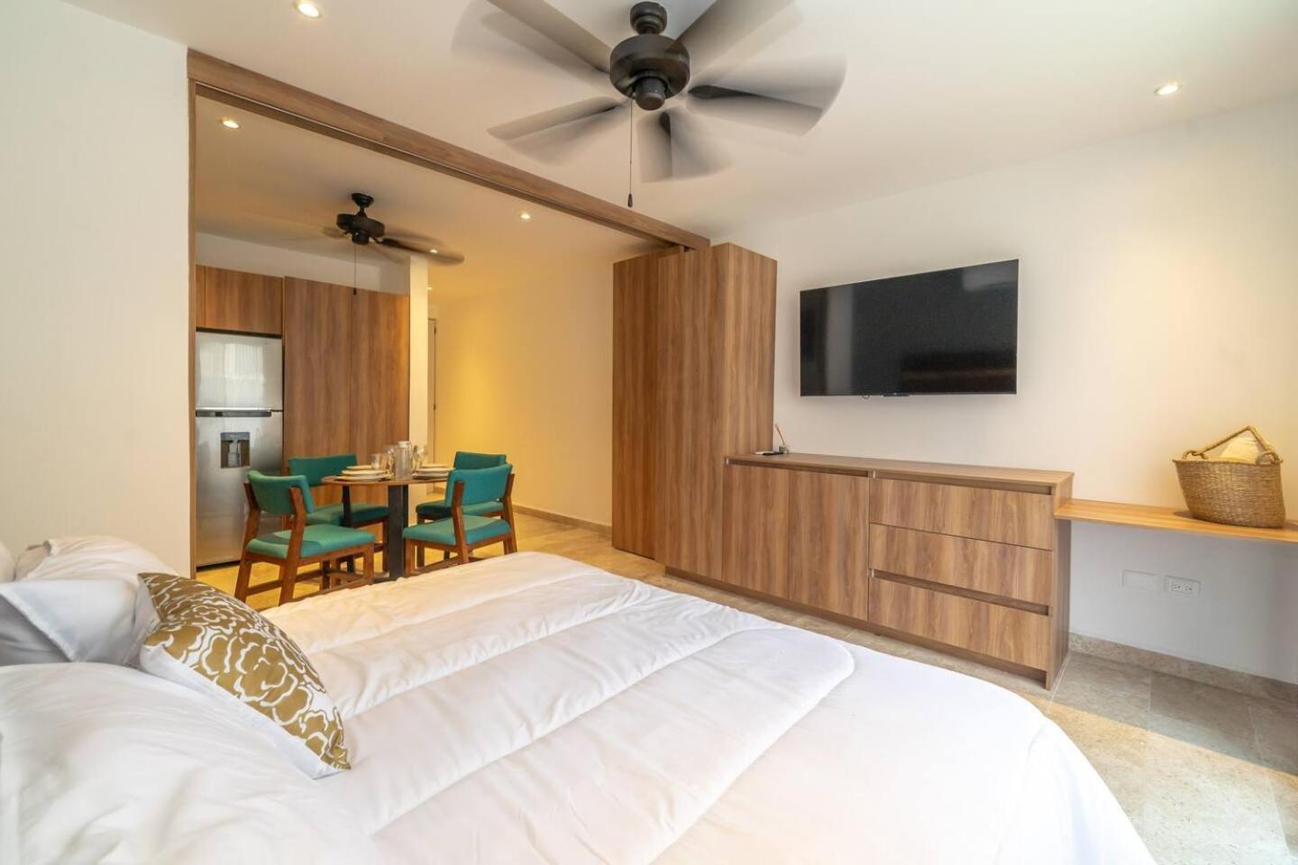 King With Balcony, Gym And Rooftop Pool *