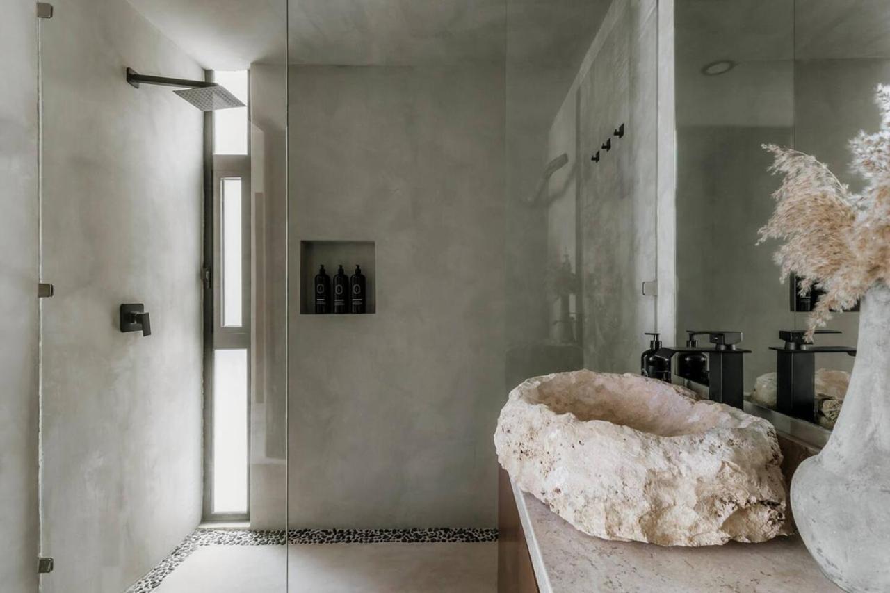 Mar Y Miel Noir Modern Apartment