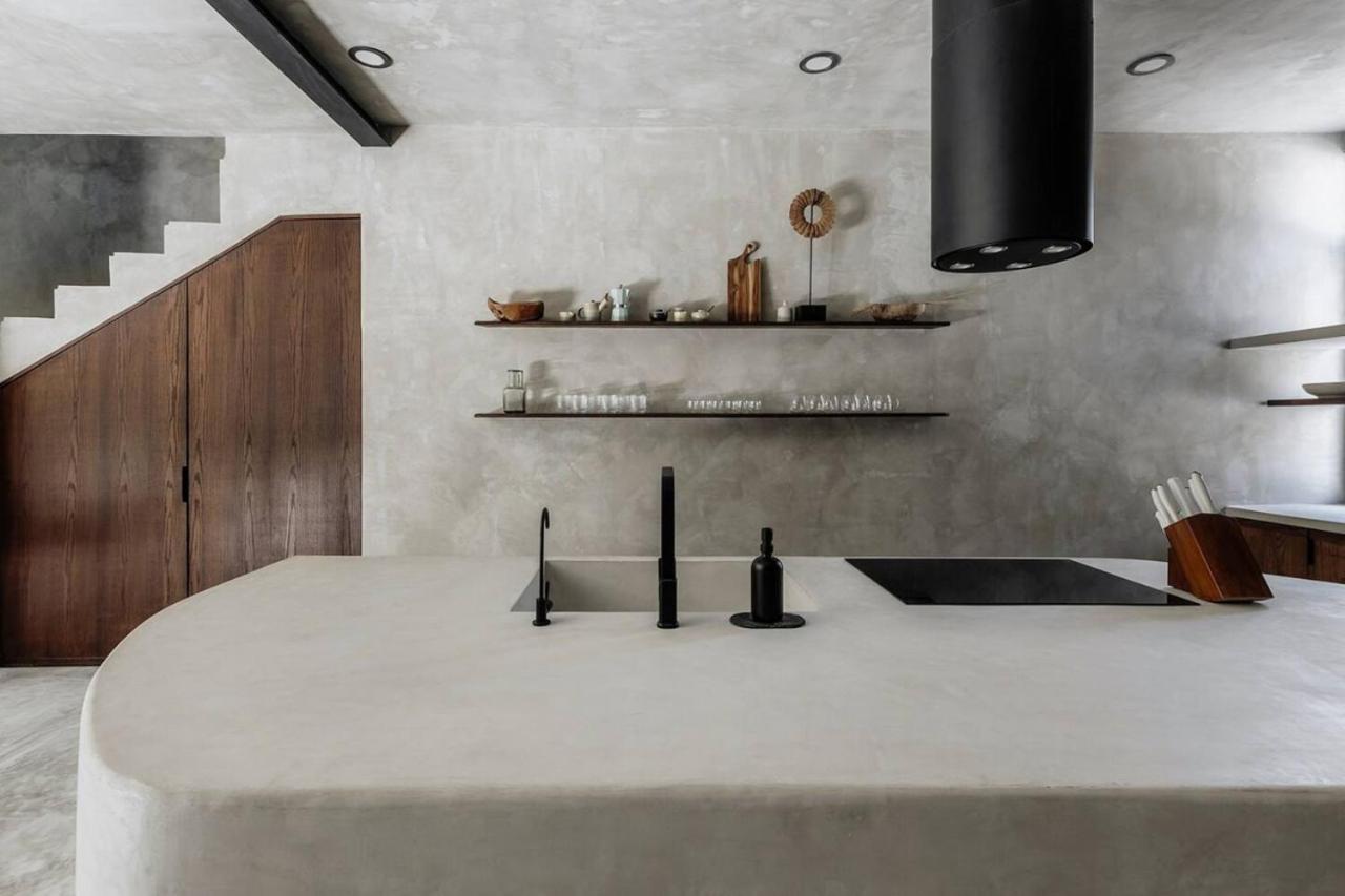 Mar Y Miel Noir Modern Apartment