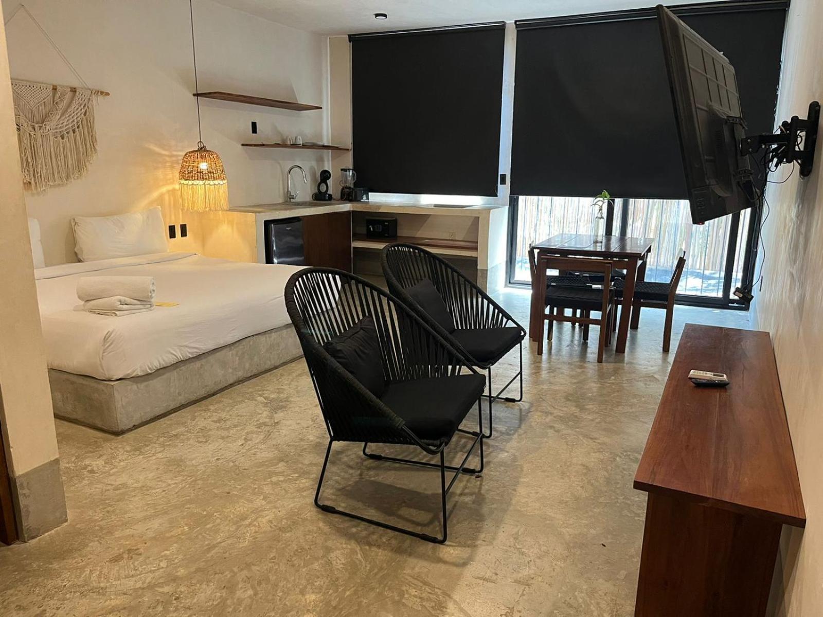 Cute And Cozy With Rooftop Pool Apartment