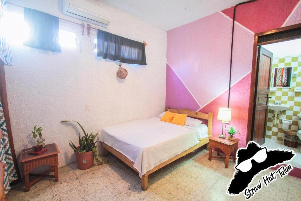 Straw & Rooftop Bar Hostel *