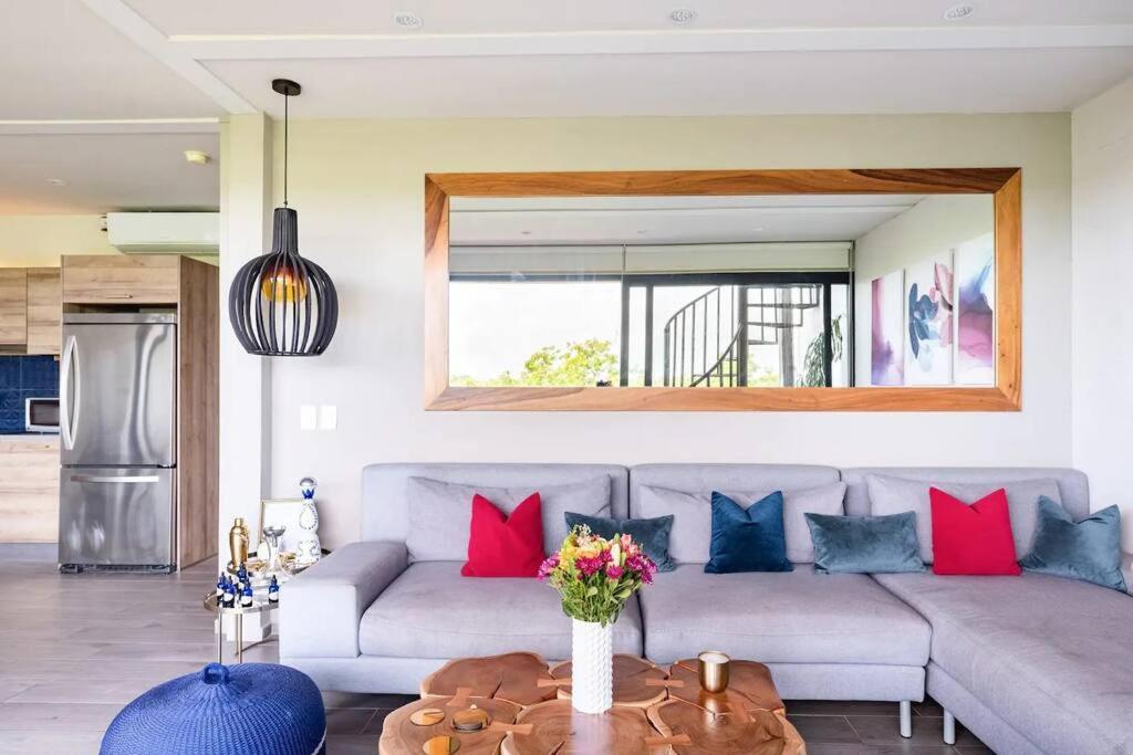 Designer Penthouse - Jungle Views, Bike To Apartment