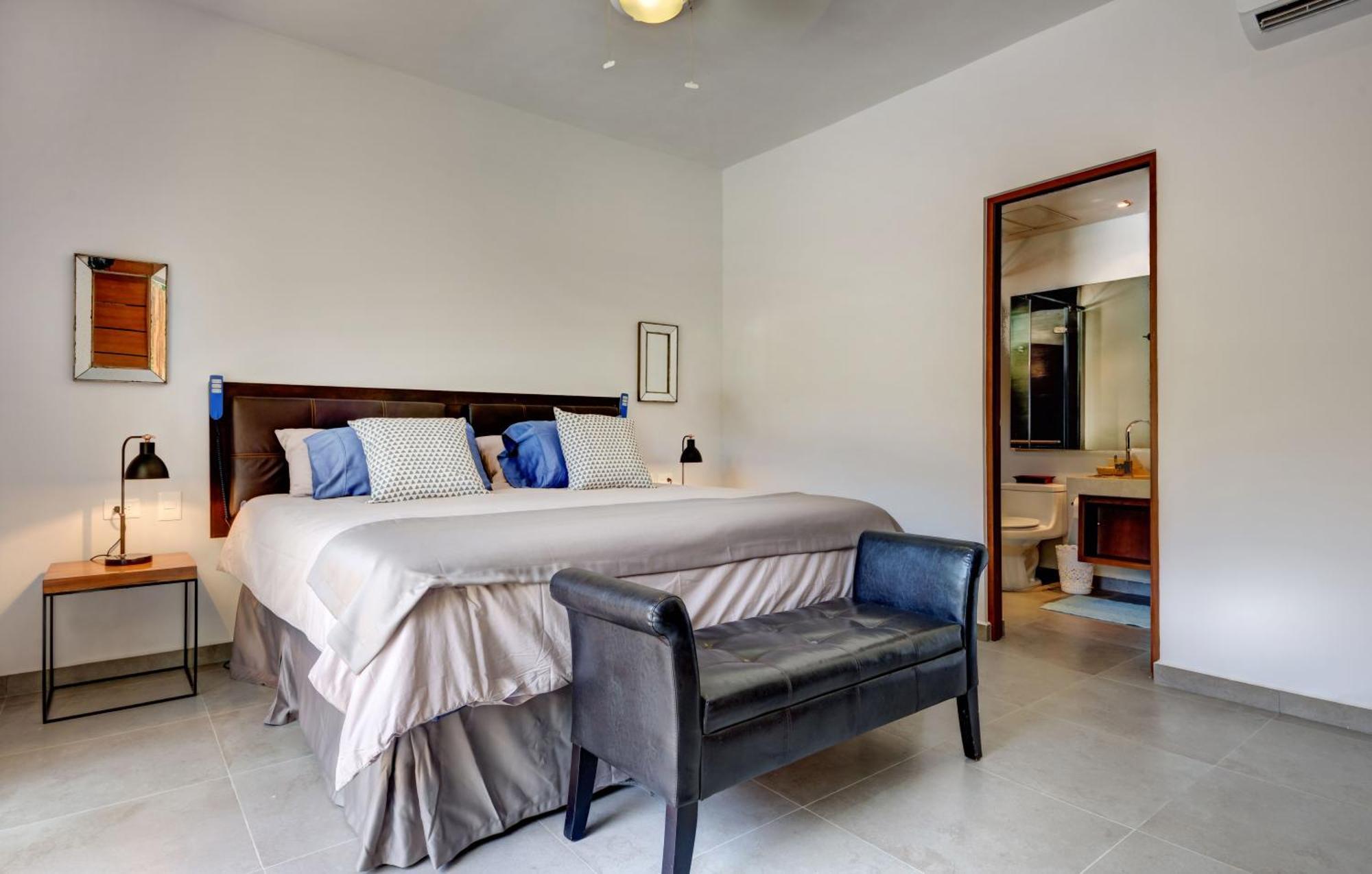 Apartment Poolside Bliss With Private Terrace & Jacuzzi *