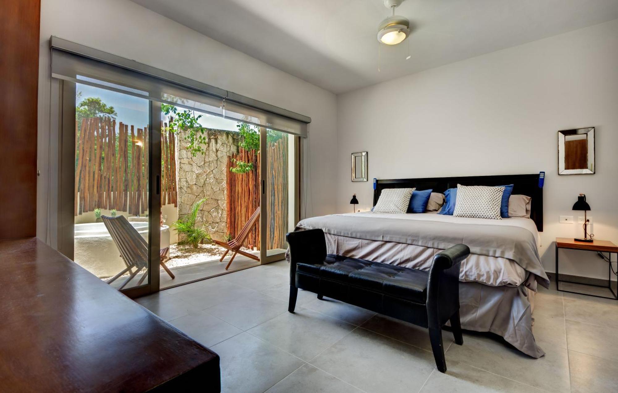 Poolside Bliss With Private Terrace & Jacuzzi Apartment