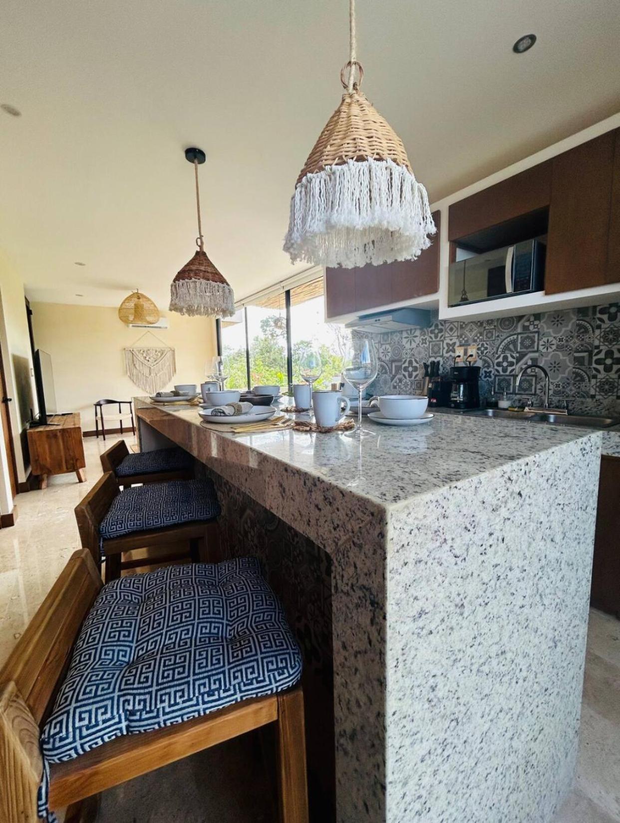 Apartment New Large Luxurious 1 Bedroom, 1 Bathroom In