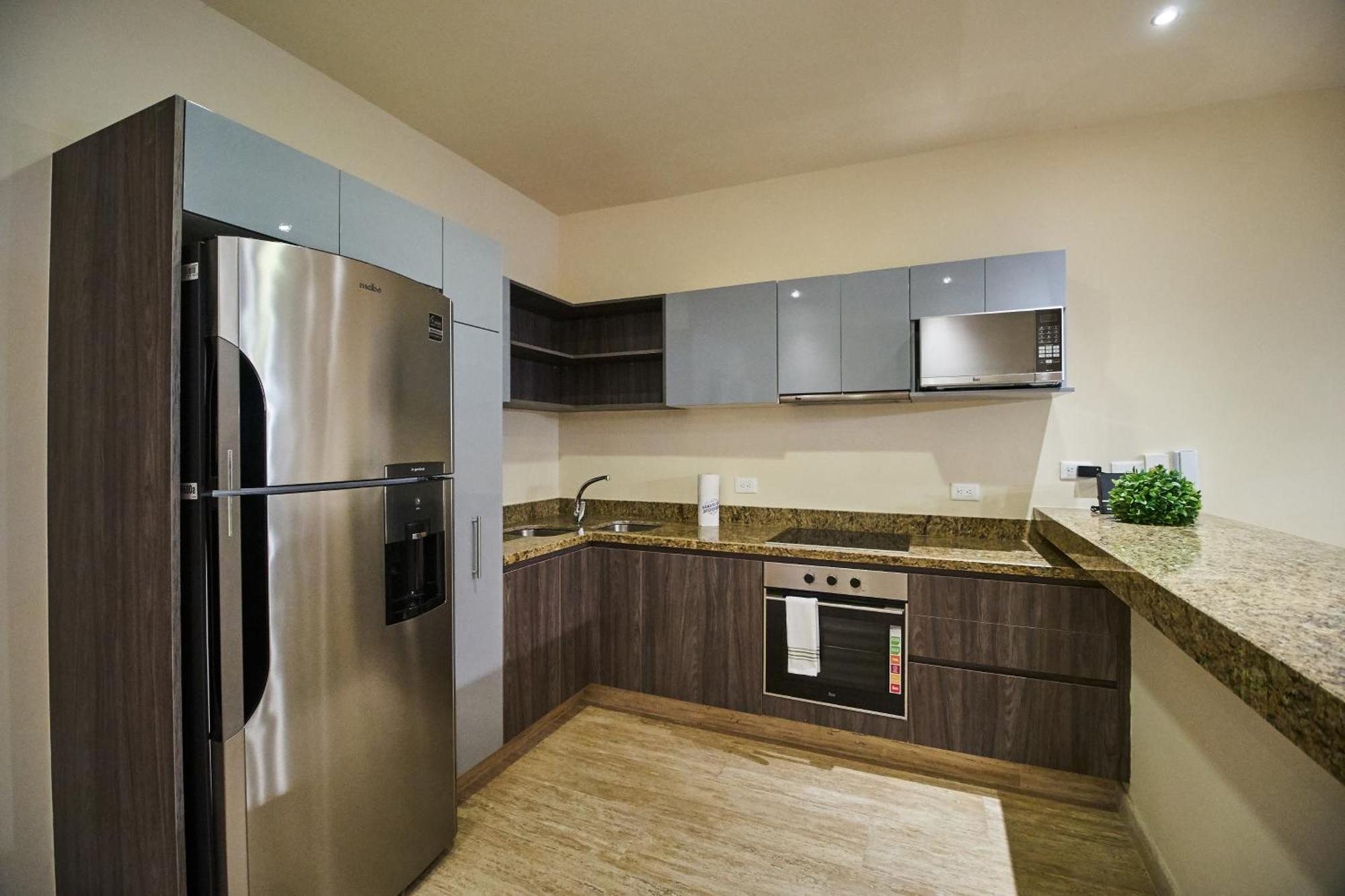 Luxury Poolside Gem With Pool, Jacuzzi & Gym