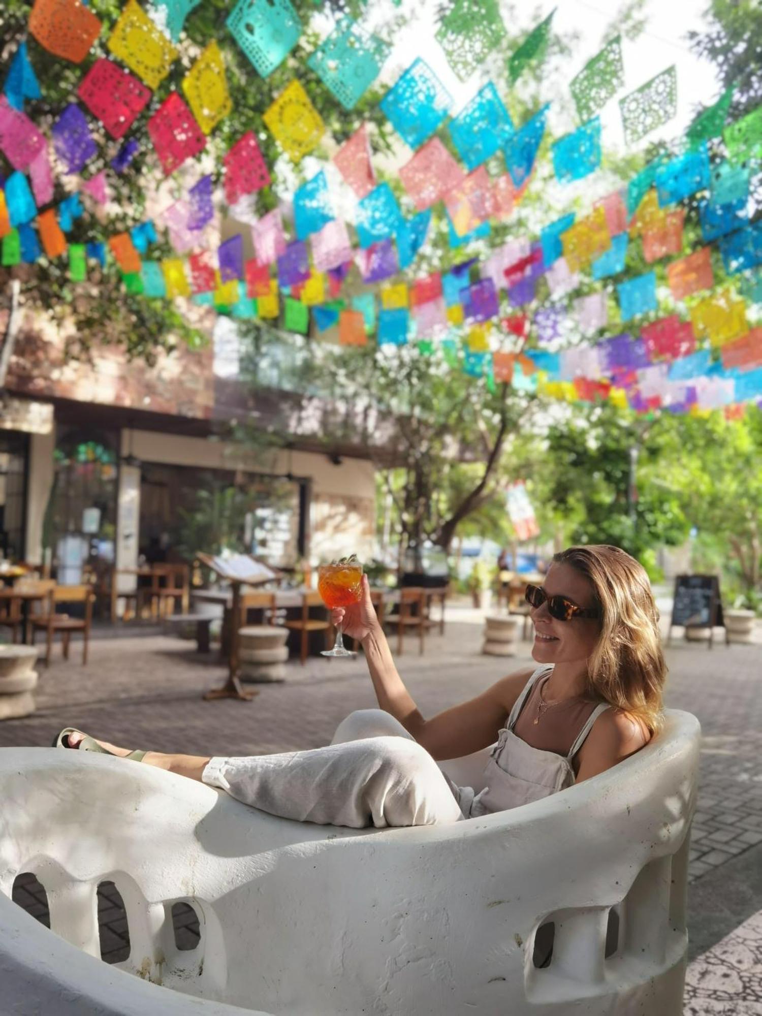 Luxury Poolside Gem With Pool, Jacuzzi & Gym Apartment *