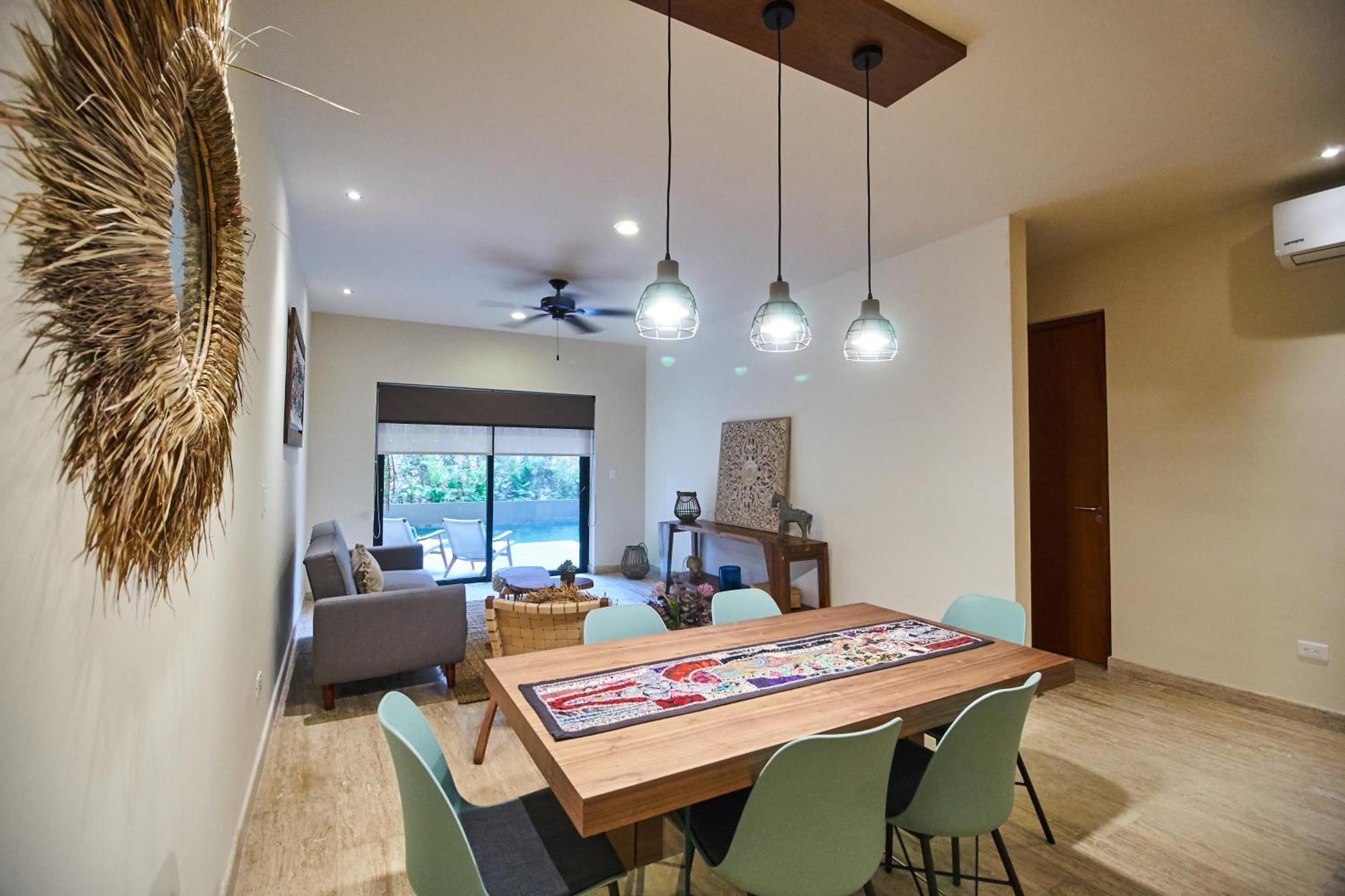 Luxury Poolside Gem With Pool, Jacuzzi & Gym Apartment *