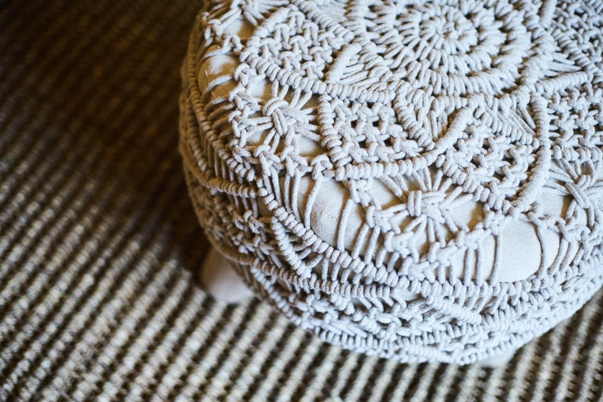 Apartment Luxury Poolside Gem With Pool, Jacuzzi & Gym *