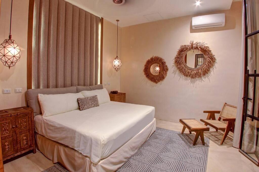 Posh Large Minutes From The Beach Villa *
