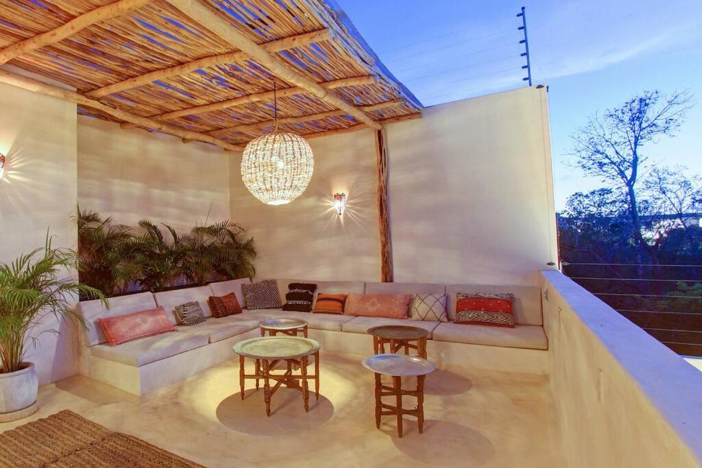 Posh Large Minutes From The Beach Villa *