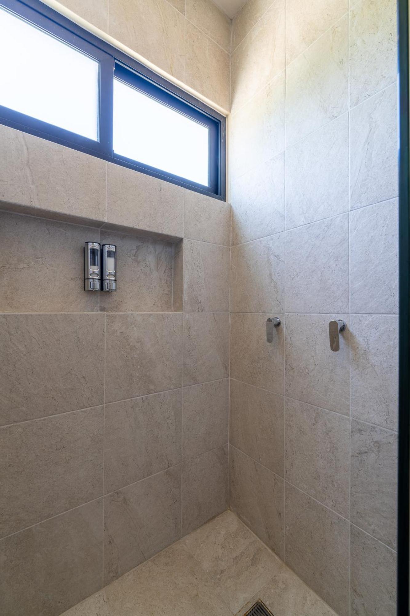 *jungle Ph W/pool, Close To Downtown & *