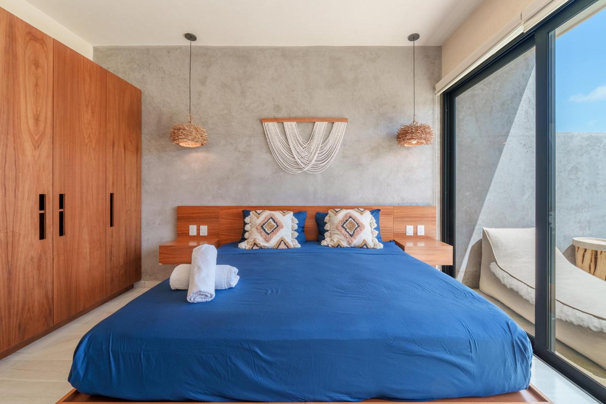 *jungle Ph W/pool, Close To Downtown &