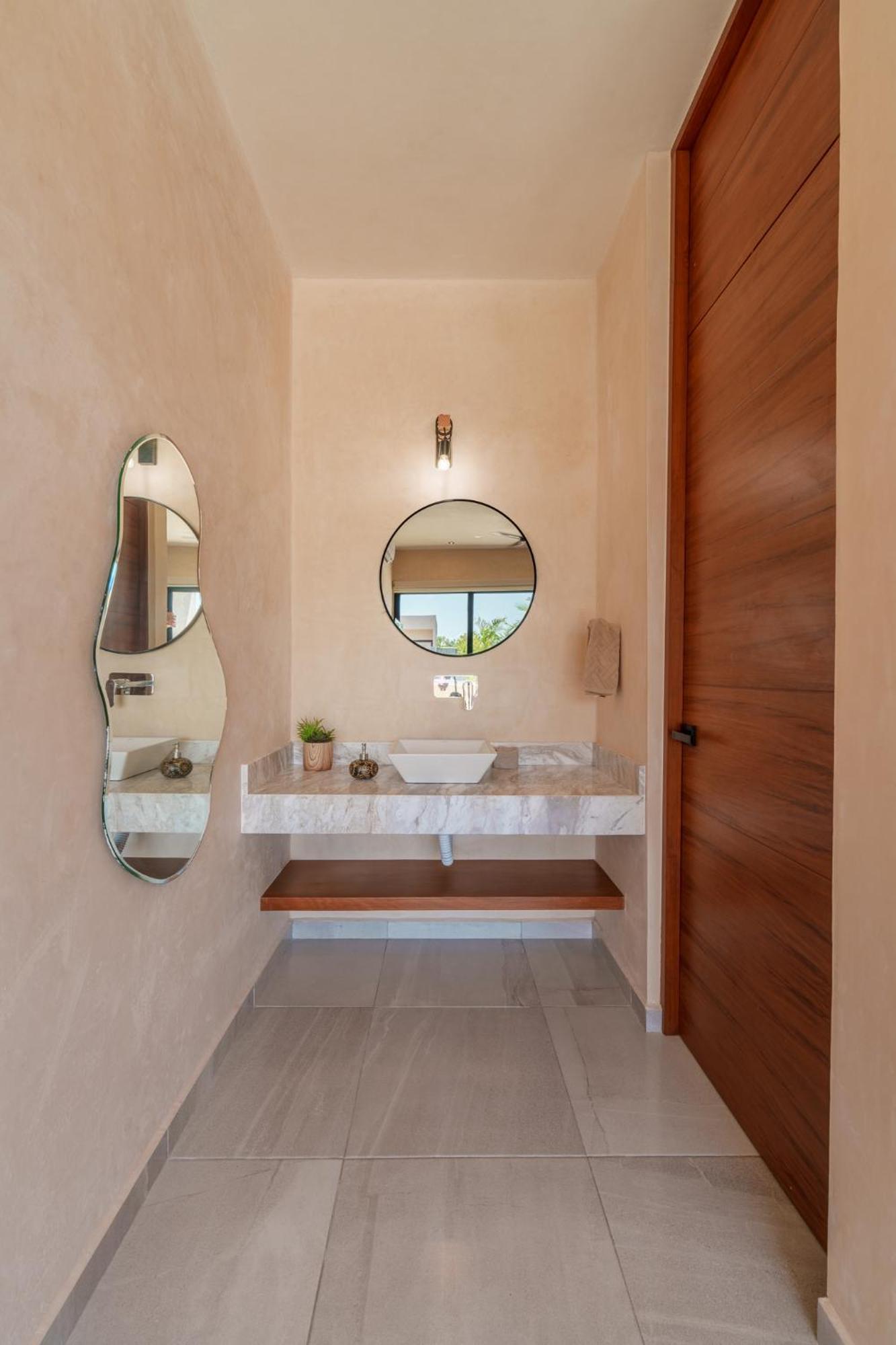 *jungle Ph W/pool, Close To Downtown & *