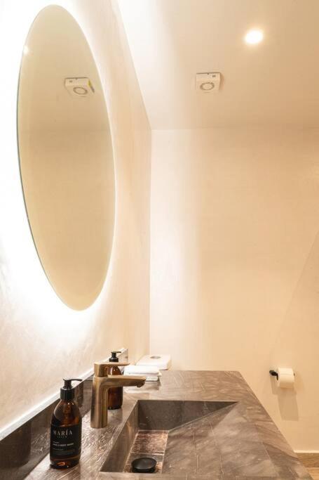 Apartment Stylish Retreat For 6, Near Everything