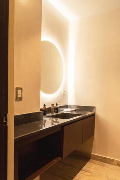 Apartment Stylish Retreat For 6, Near Everything *