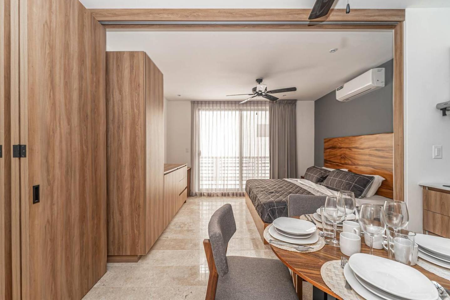 King With Private Balcony, Rooftop Pool, Gym *