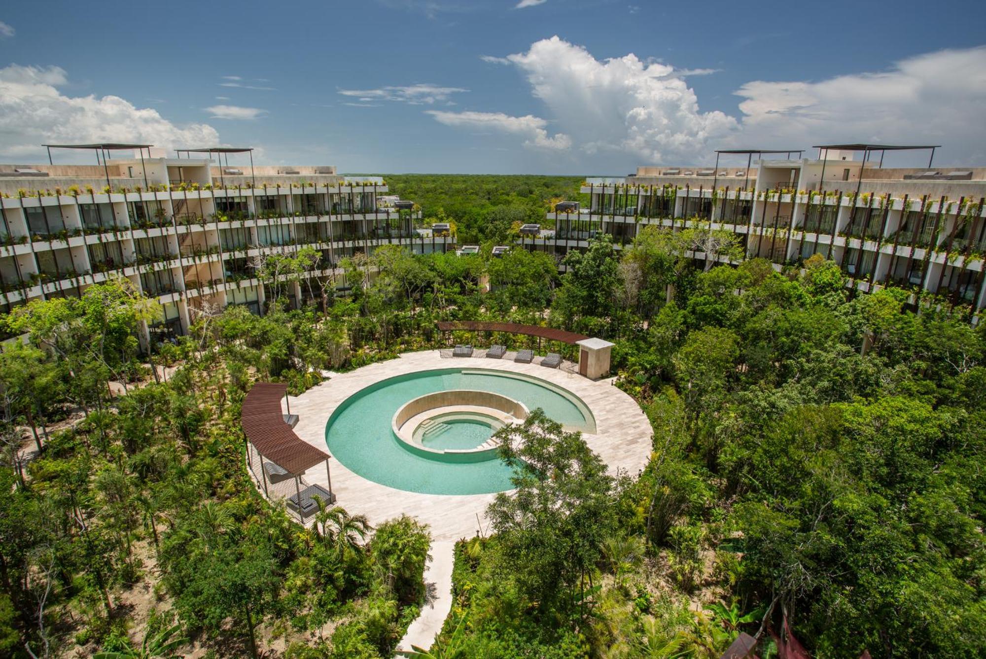 Cozy In The Jungle, Balcony And Pool View Apartment