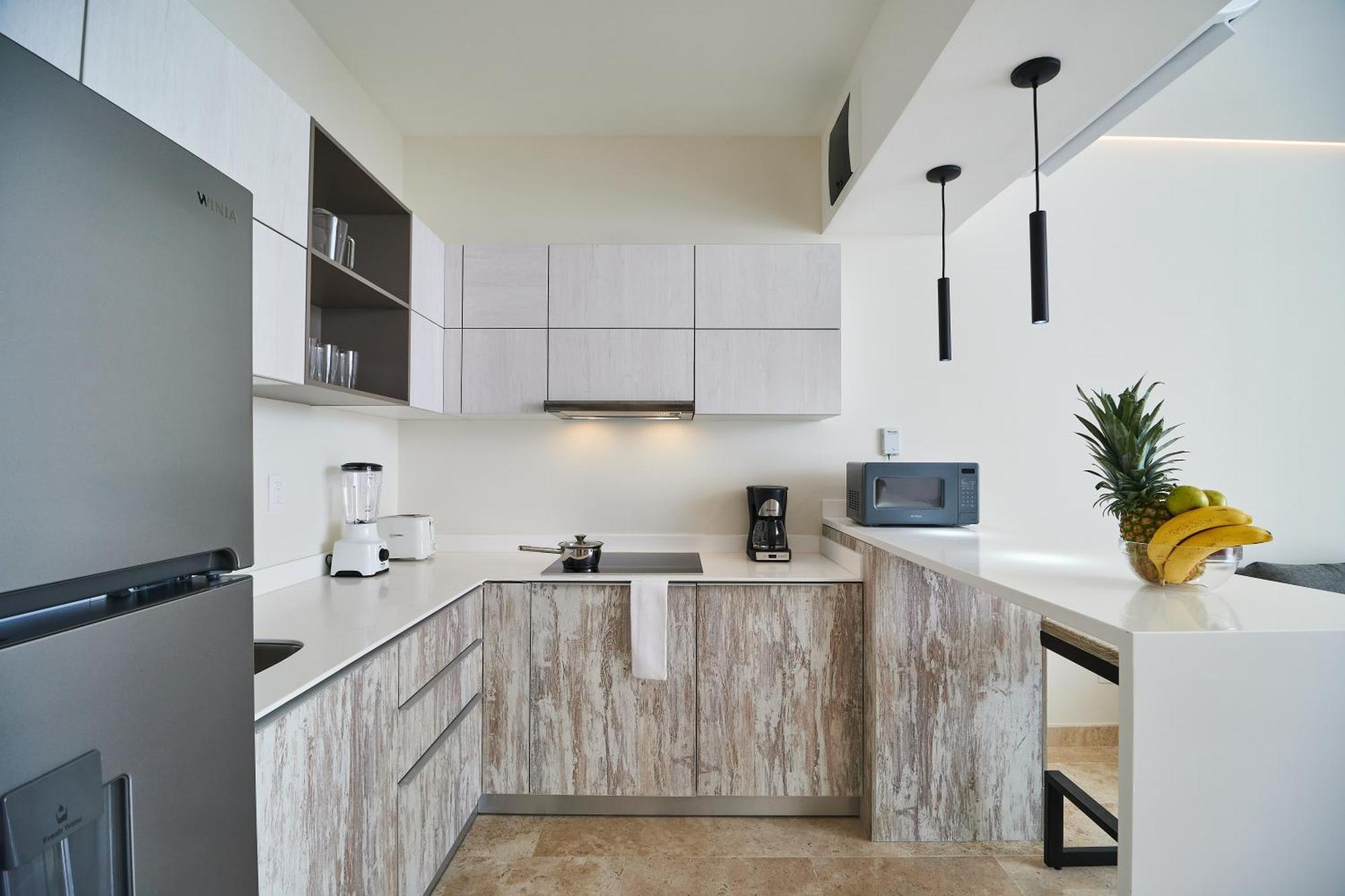 Luxury 2 Story Penthouse With Private Pool, Gym & Rooftop Apartment *