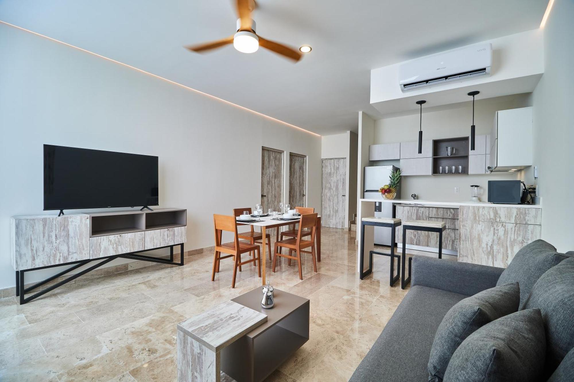 Luxury 2 Story Penthouse With Private Pool, Gym & Rooftop *