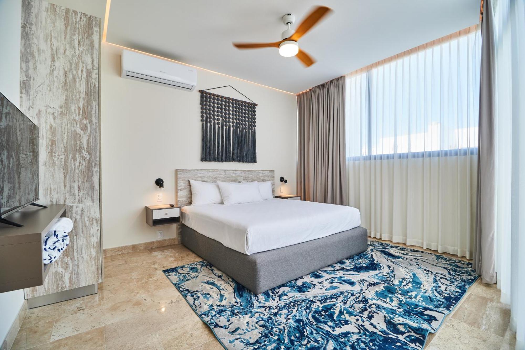 Luxury 2 Story Penthouse With Private Pool, Gym & Rooftop Apartment *