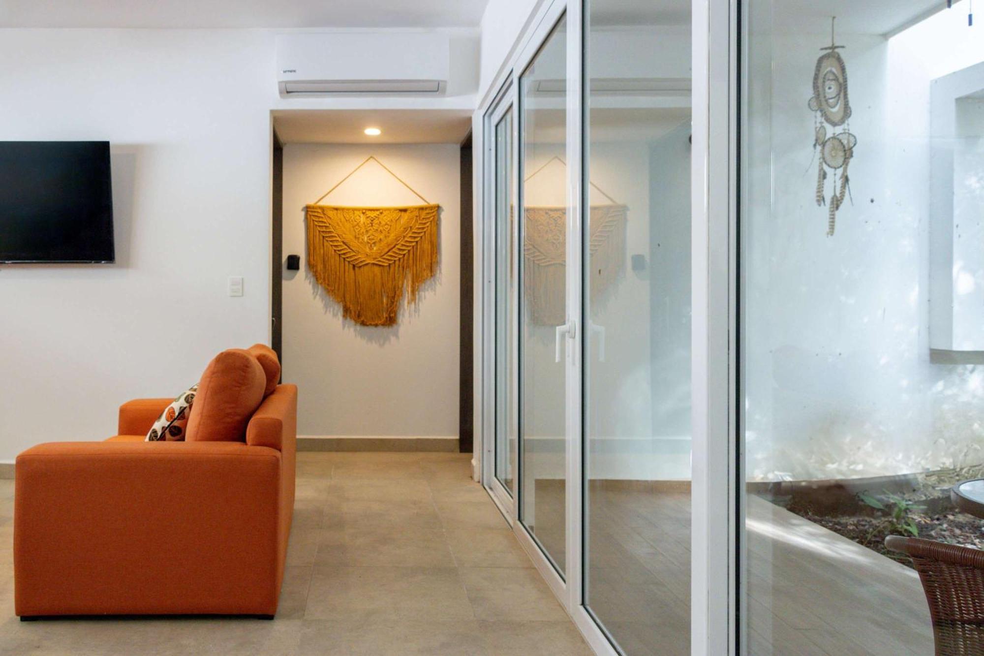 Modern With 2 Bdr Gym & Pool Apartment *