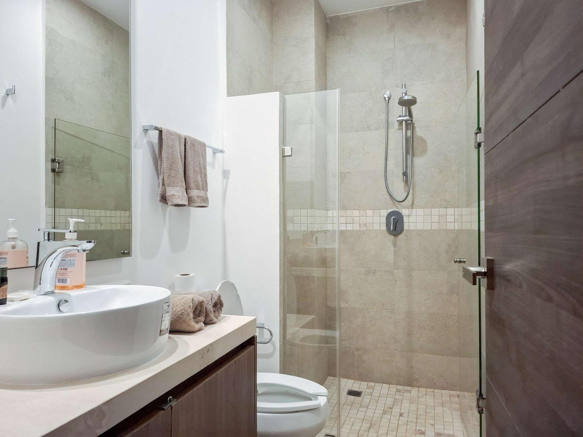 Modern With 2 Bdr Gym & Pool *