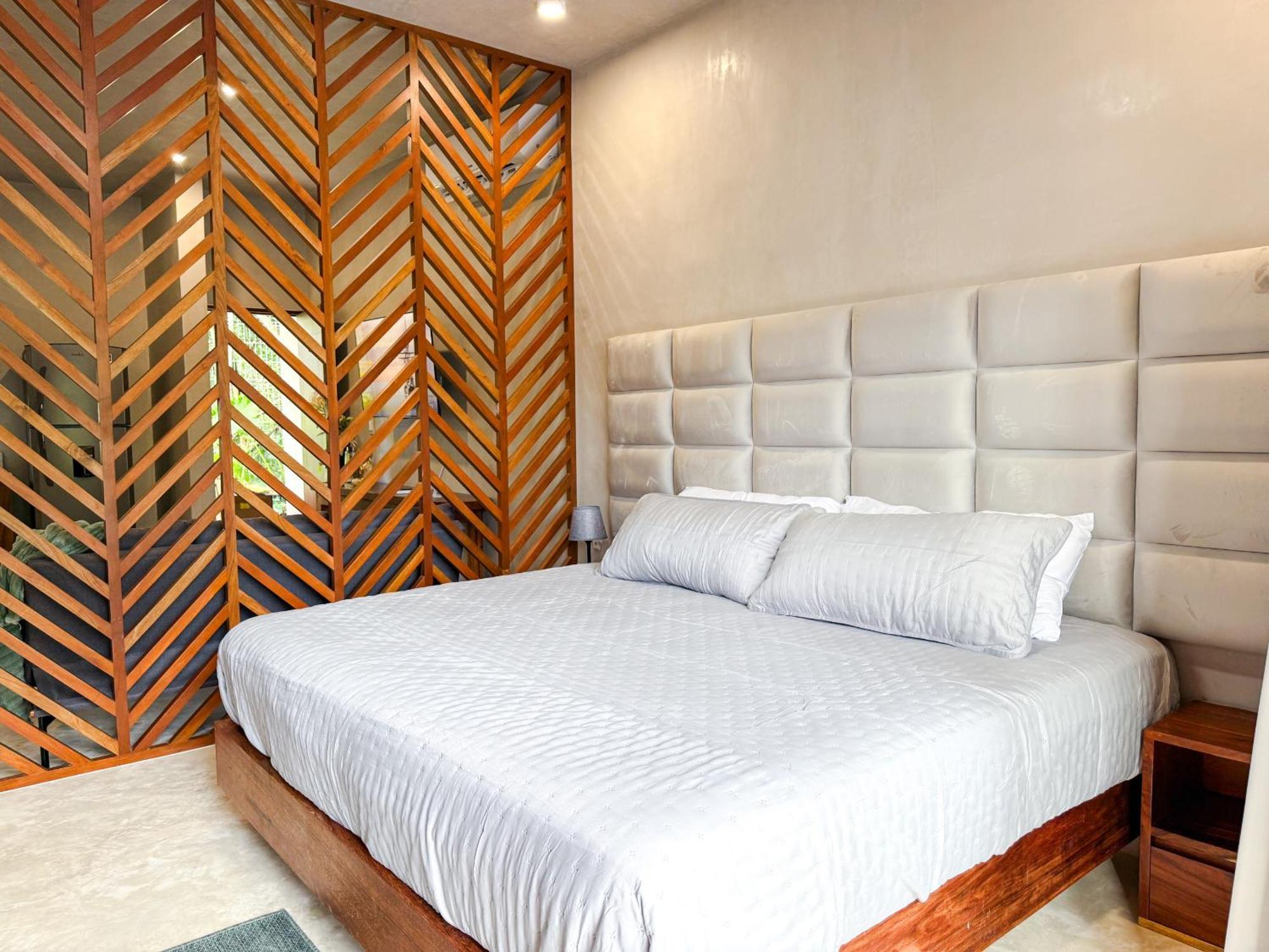 New Swim-up King Bed Wifi