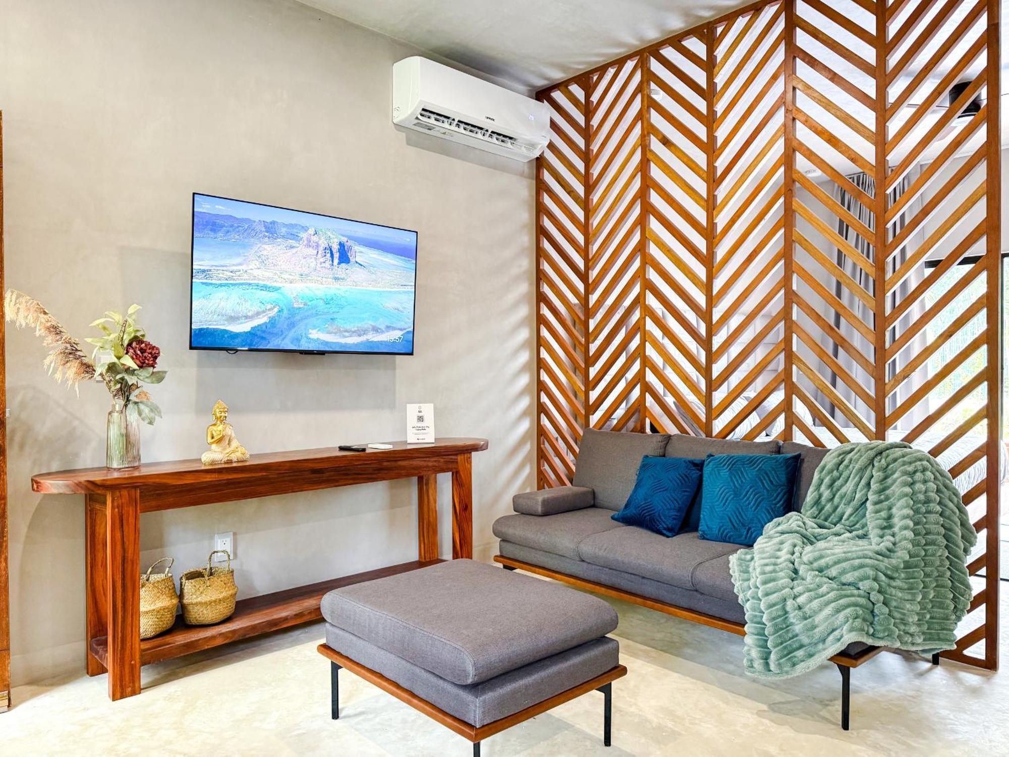 New Swim-up King Bed Wifi Tulum