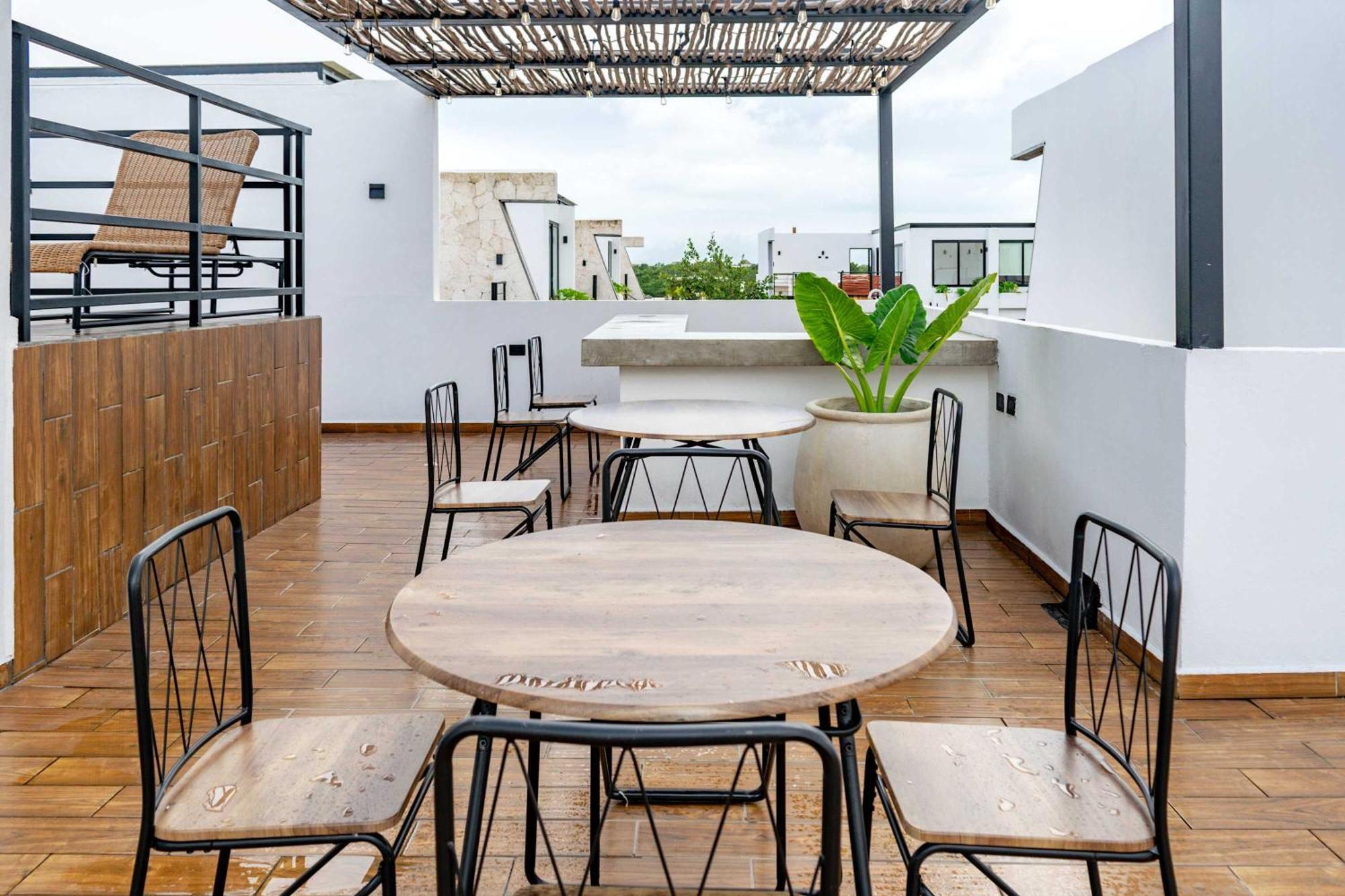 Pool & Rooftop In 2 Bedrooms Apartment
