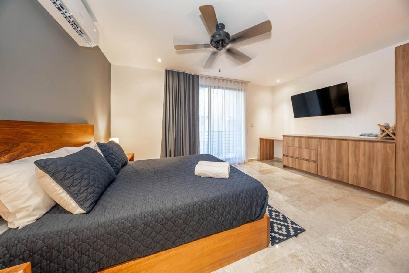 Lux With Rooftop Pool Gym Private Balcony