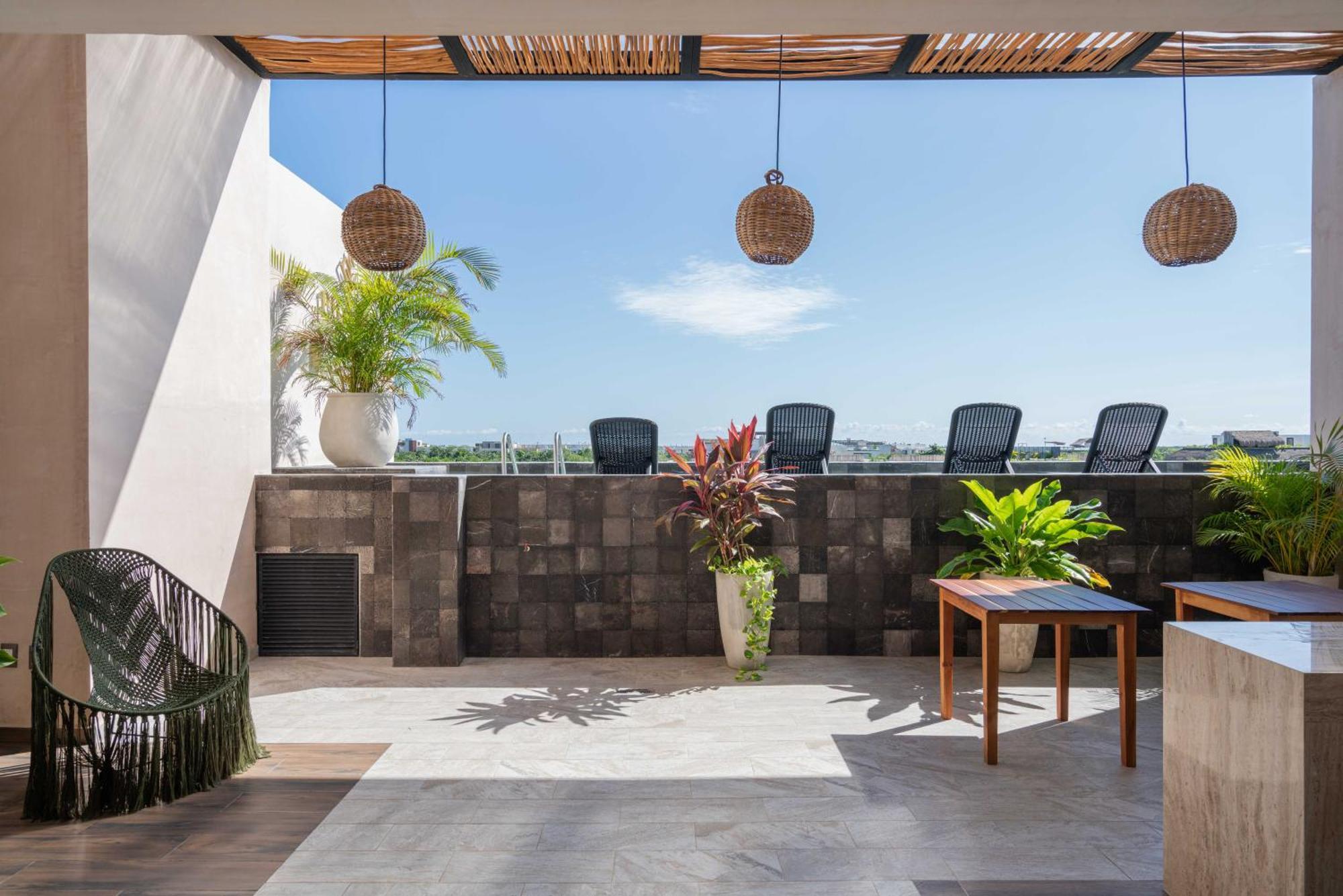 Phimai & Infinity Pool, Fast Wifi, Nespresso & Netflix Apartment