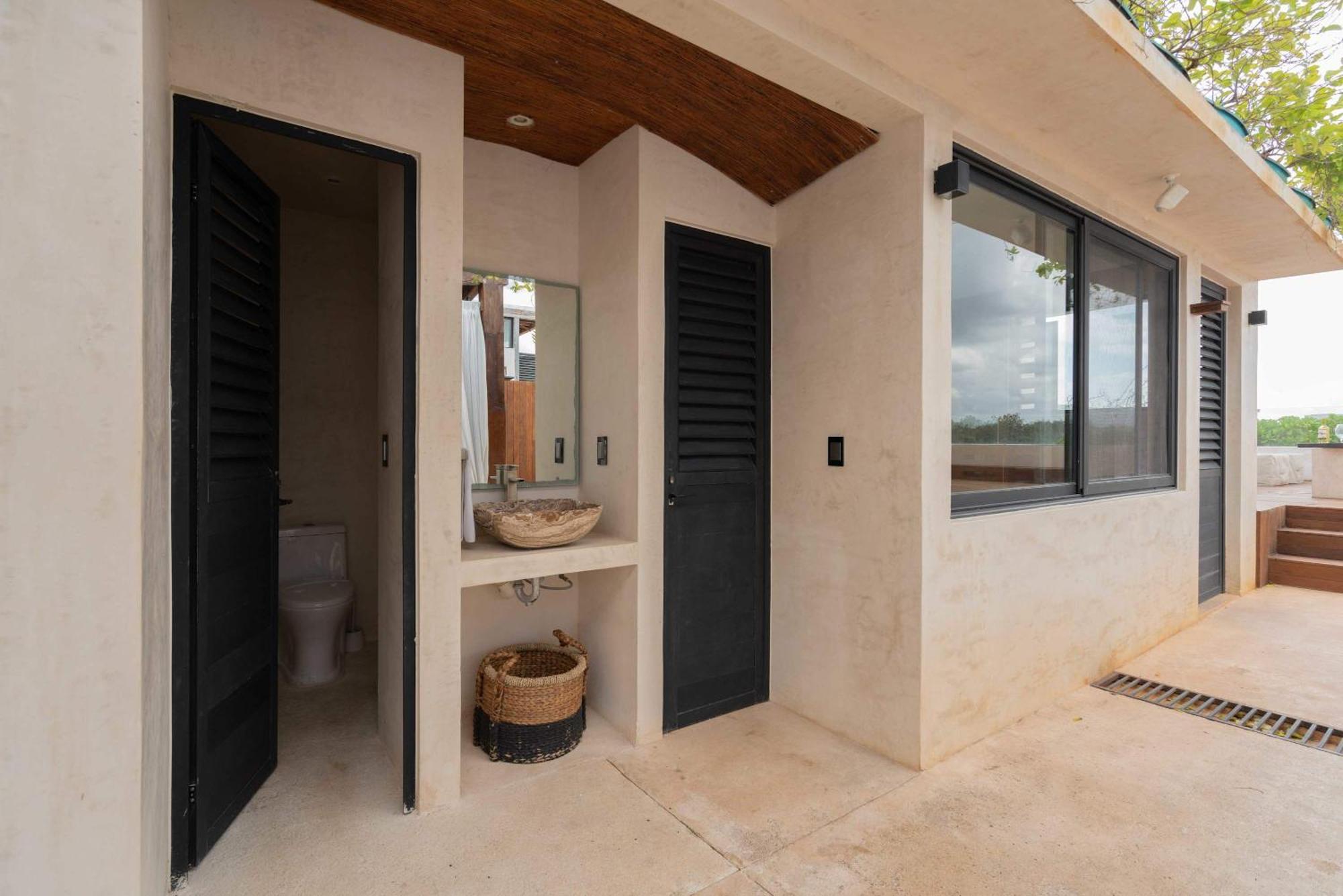 Exclusive 20 Guest Pool Tubs And Concierge Tulum