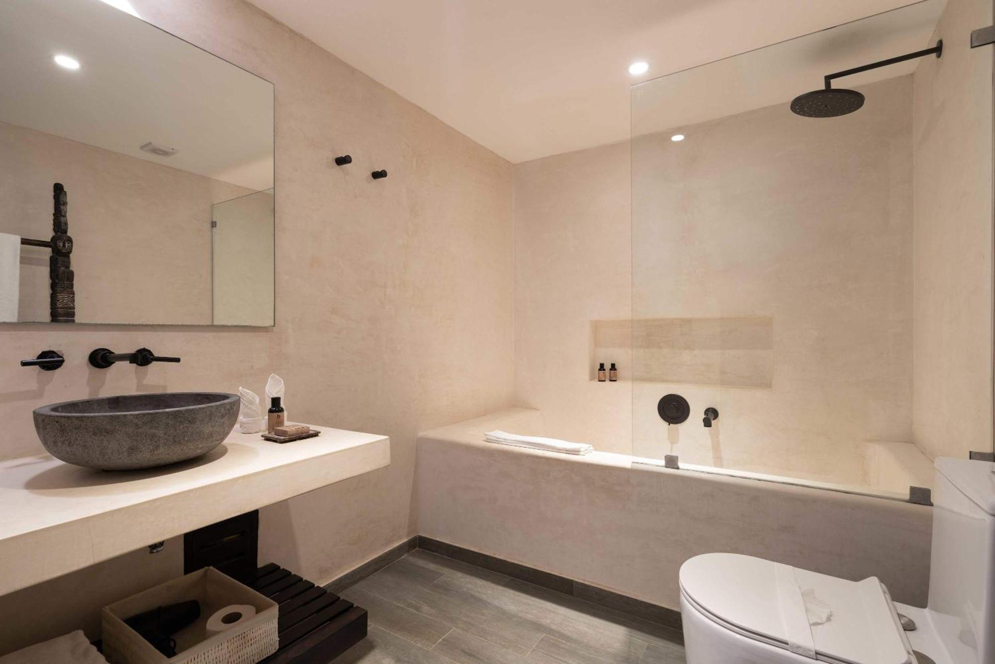 Exclusive 20 Guest Pool Tubs And Concierge