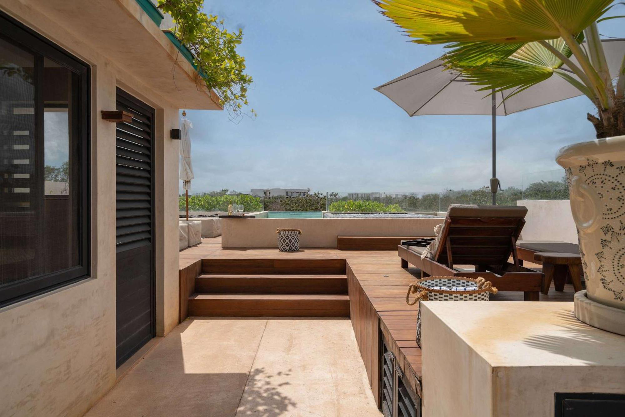 Exclusive 20 Guest Pool Tubs And Concierge Villa