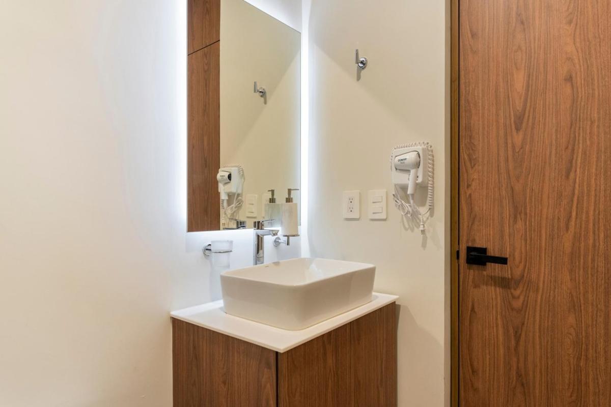 Brand New With King Bed And Rooftop Pool *