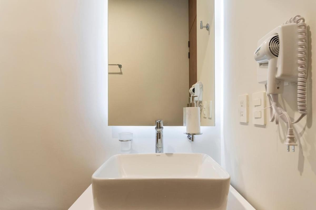 Brand New With King Bed And Rooftop Pool *