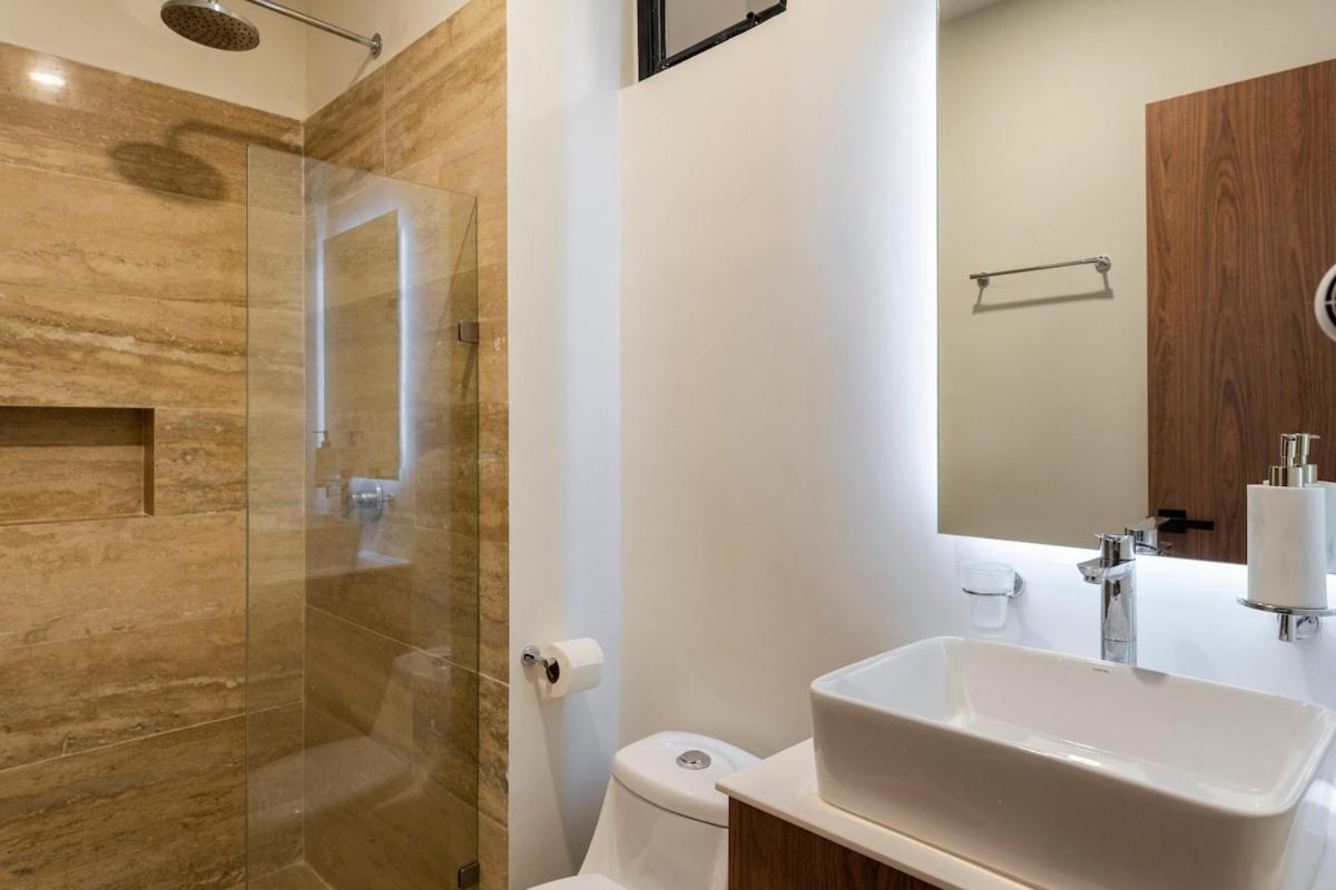 Brand New With King Bed And Rooftop Pool