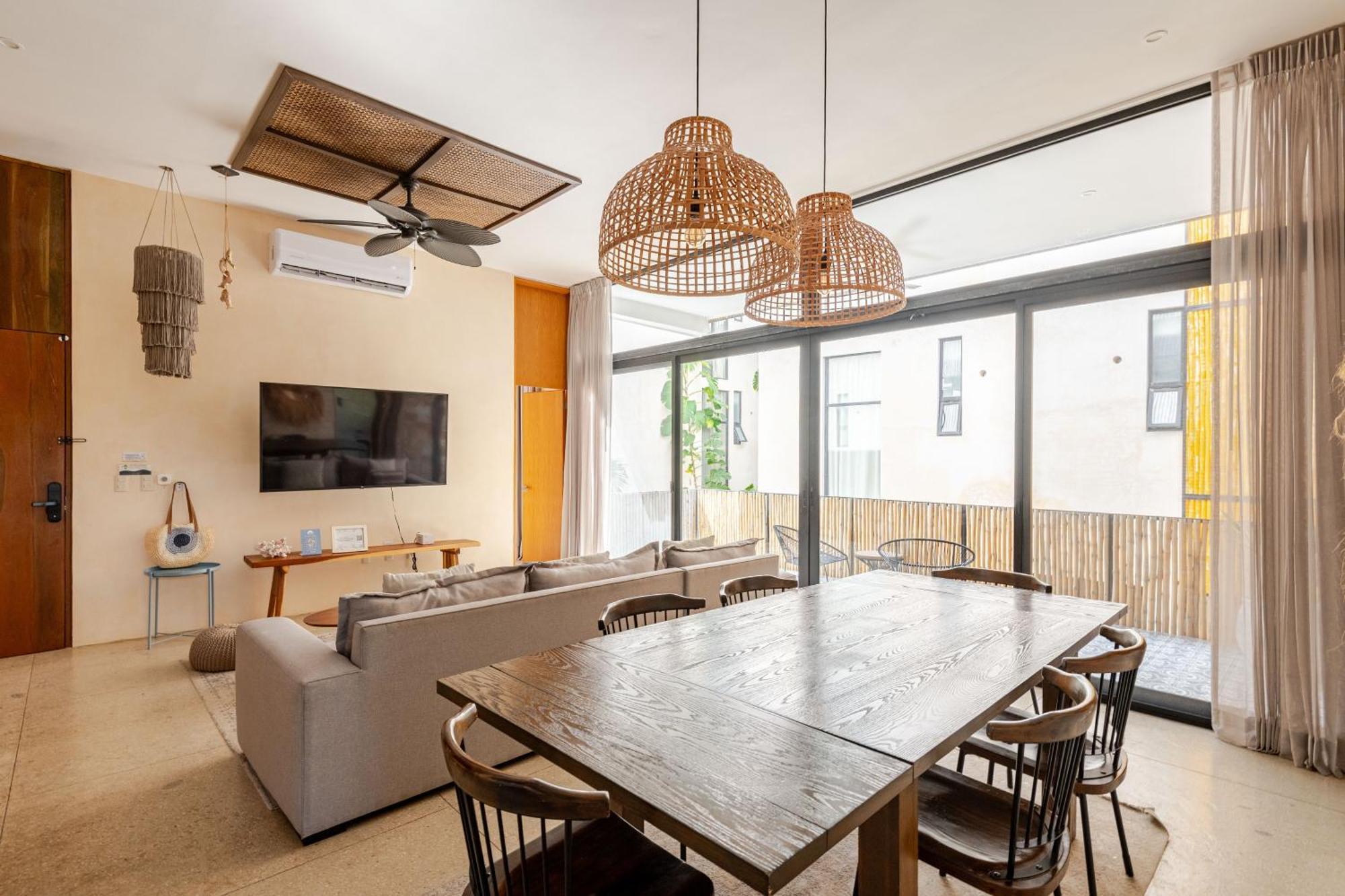 Manor By The Spot Apartment