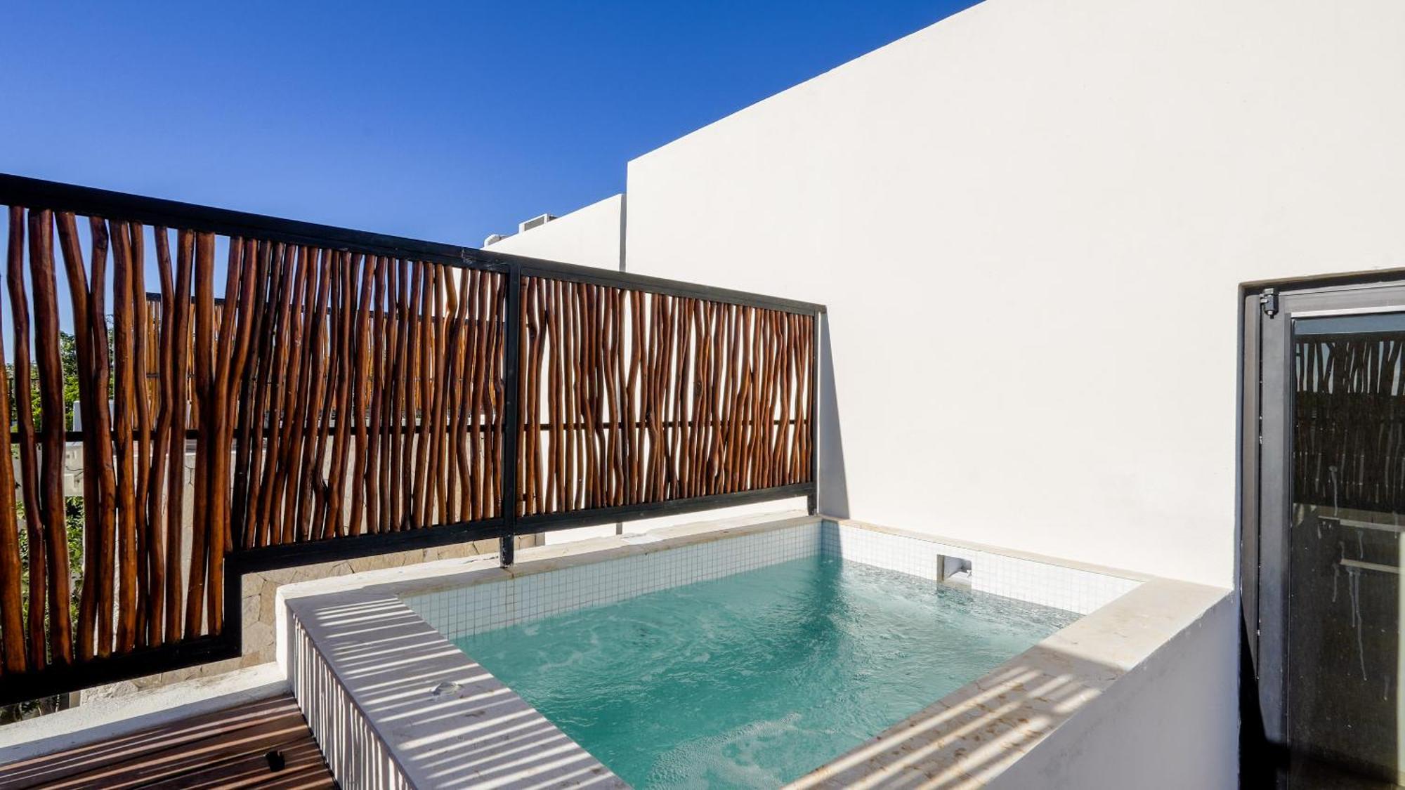 Divine House With Private Roof And Pool Only 1km From The *