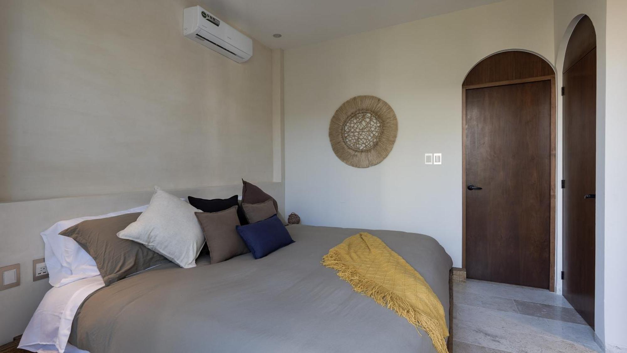 Divine House With Private Roof And Pool Only 1km From The