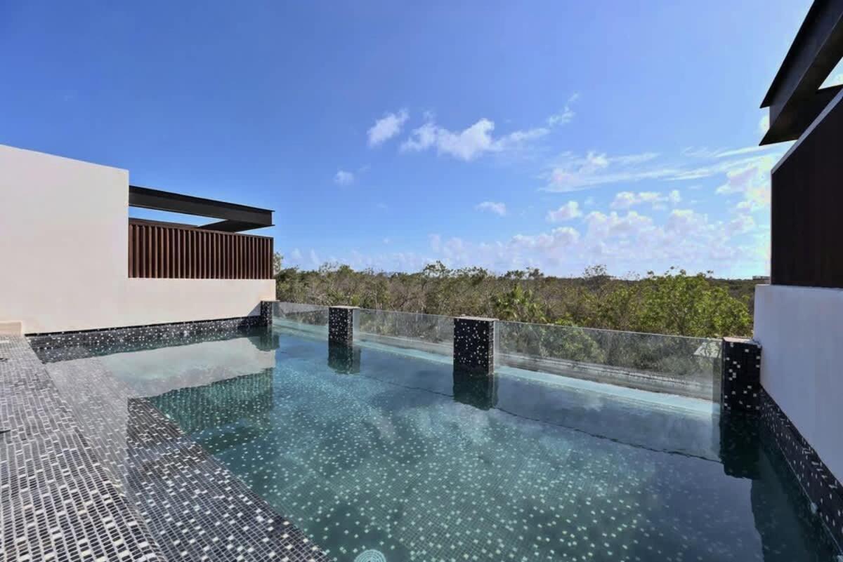 Hyde Office Master King With Common Rooftop Pool Gym Wfi