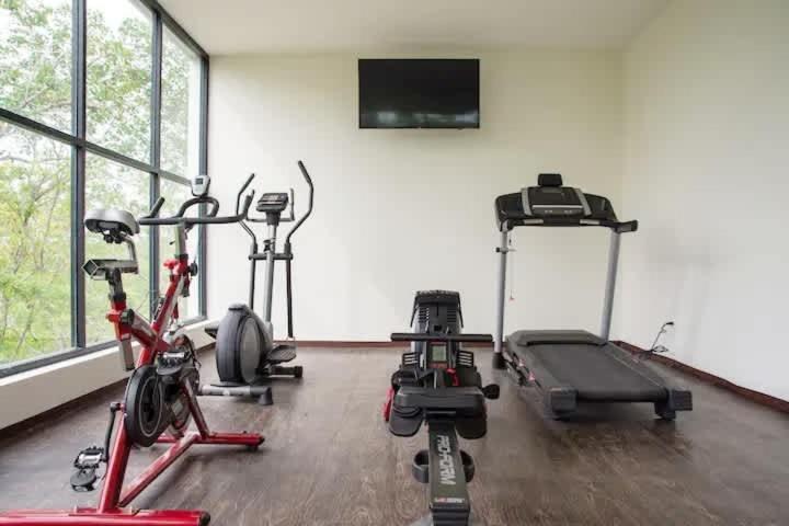 Office King Bed With Fast Wifi Gym Yoga Laundry Pools And Lift *
