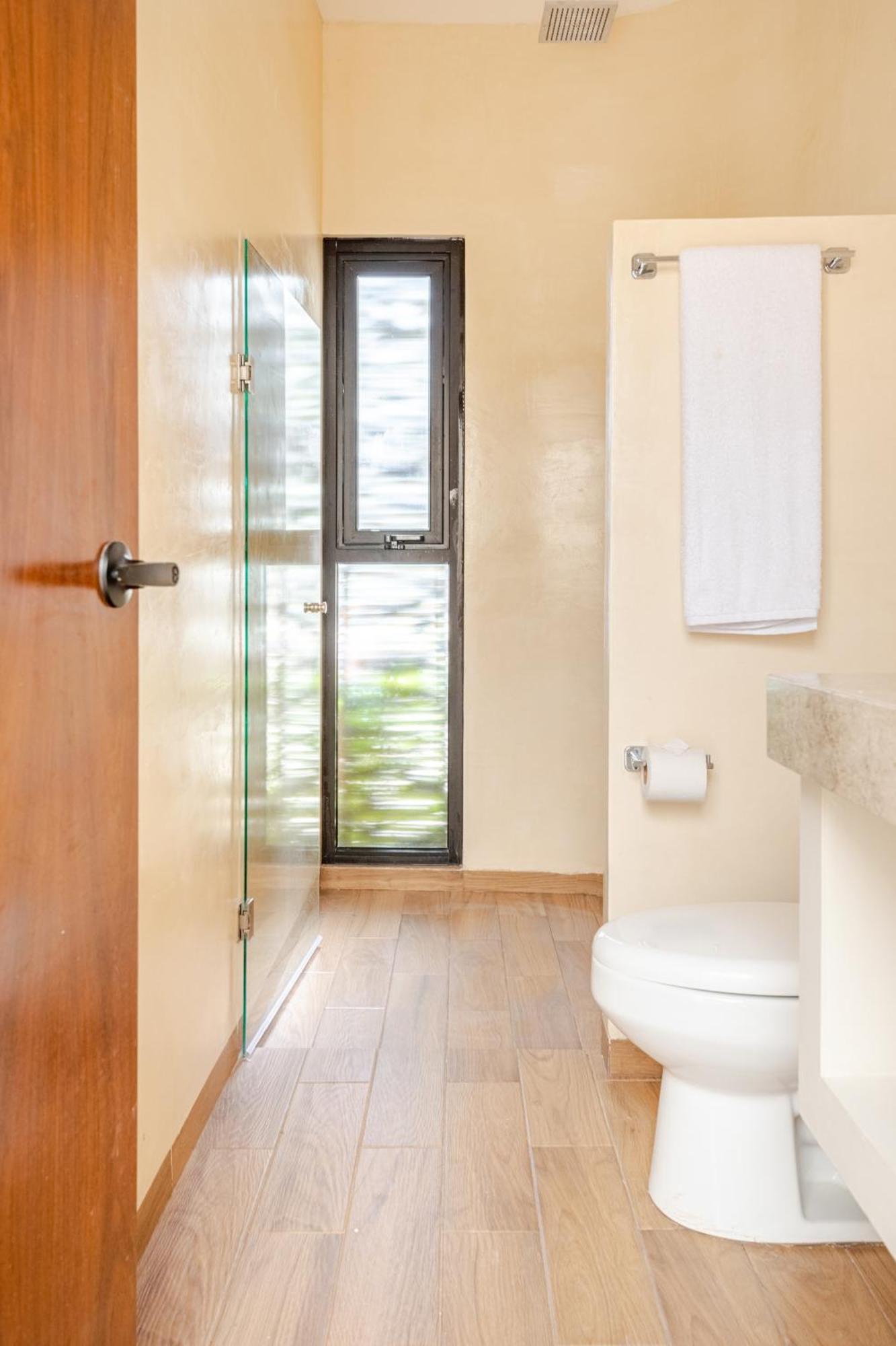 Ocean Breeze - A Few Steps From The Beach! *