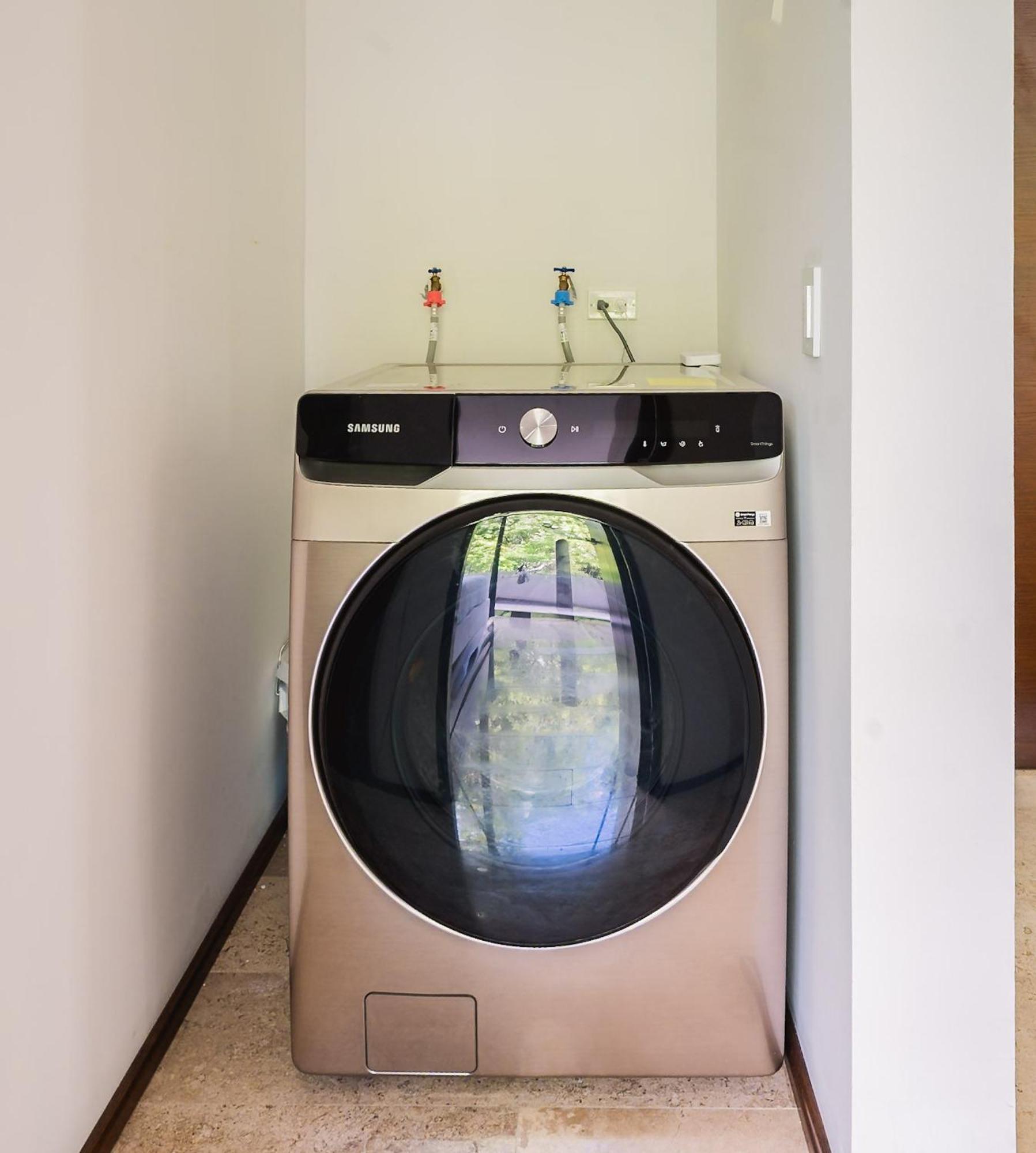 2br Sun Lover's Nest W Gym Rooftop Apartment *