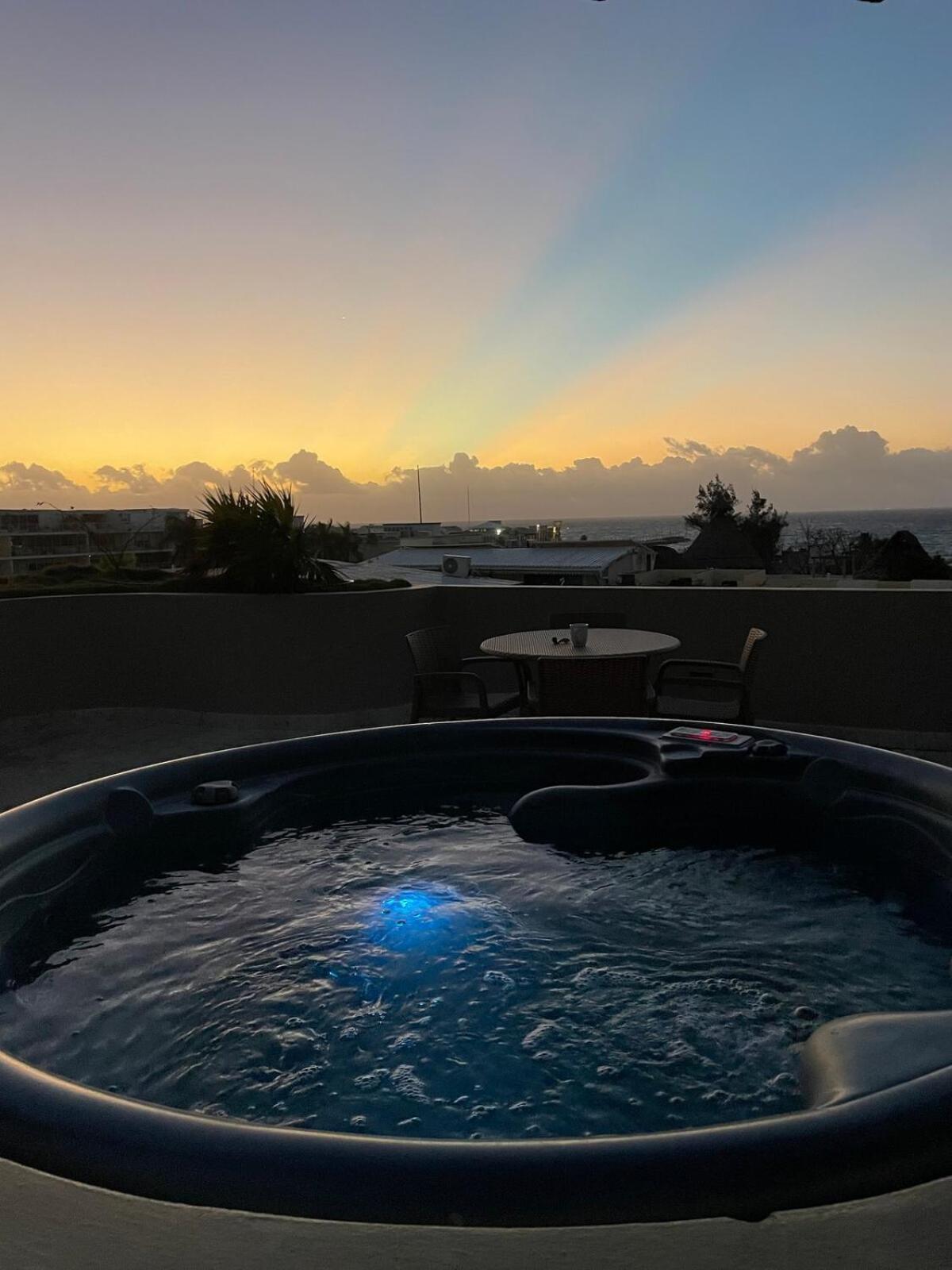 Apartment 2br Kobah 1 Block To & 5th Pool Gym *