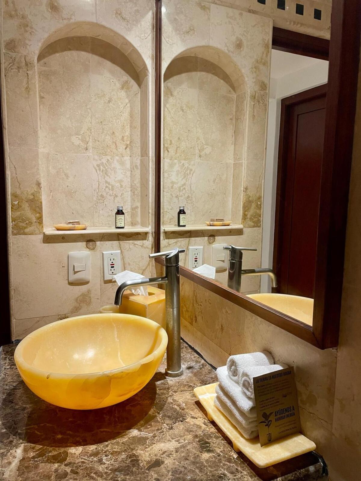 Apartment 2br Kobah 1 Block To & 5th Pool Gym *