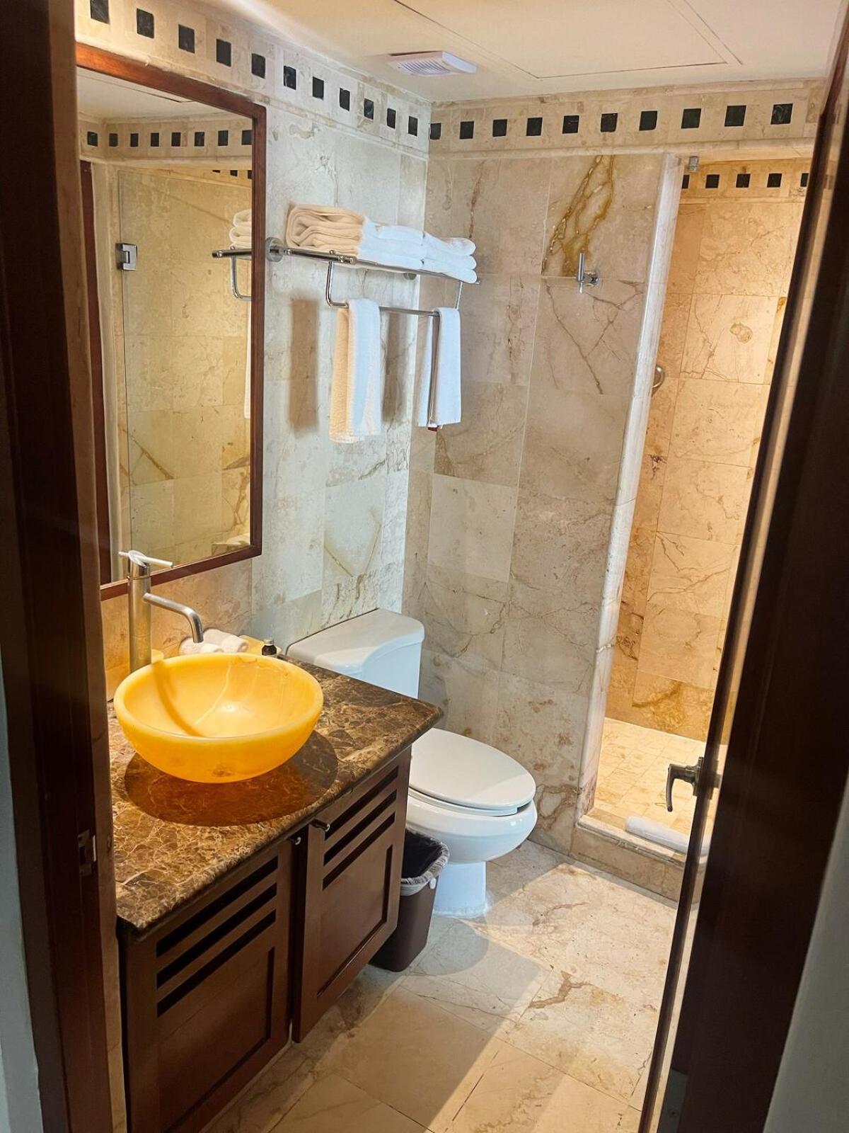 Apartment 2br Kobah 1 Block To & 5th Pool Gym *