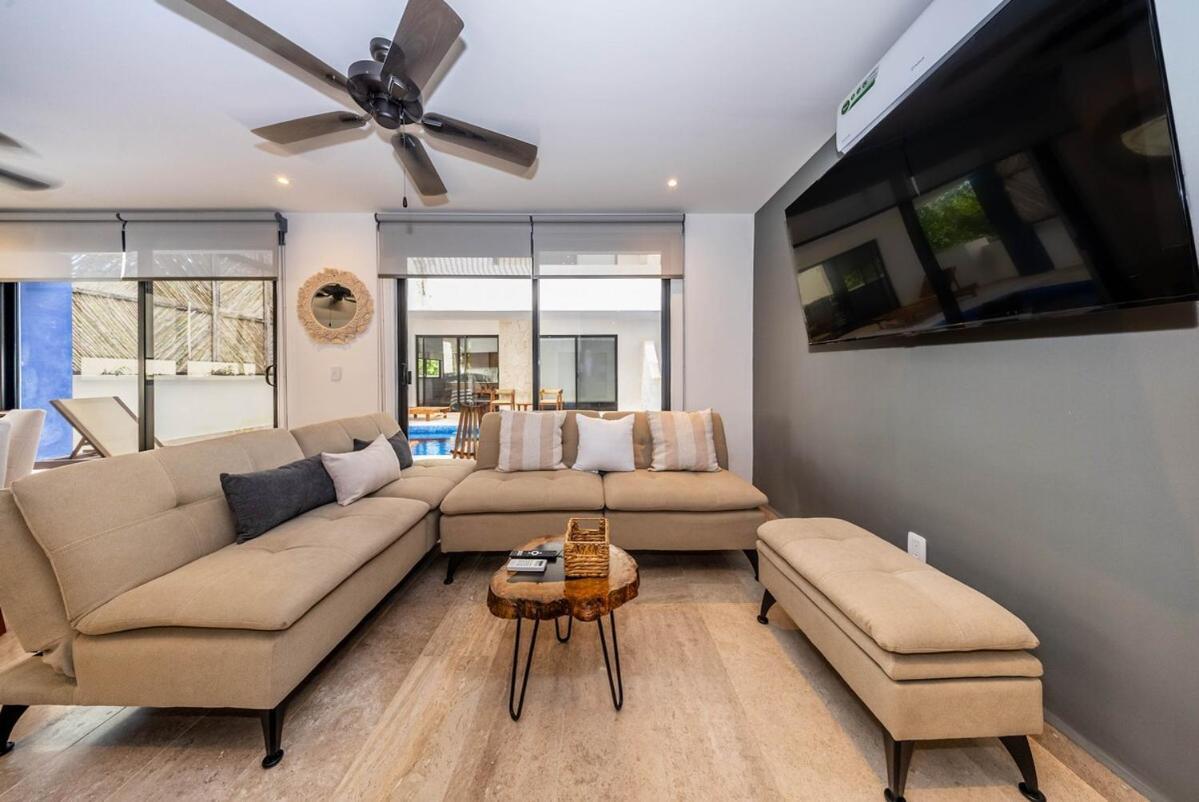 Luxury Private Pool And Movie Theater Retreat *